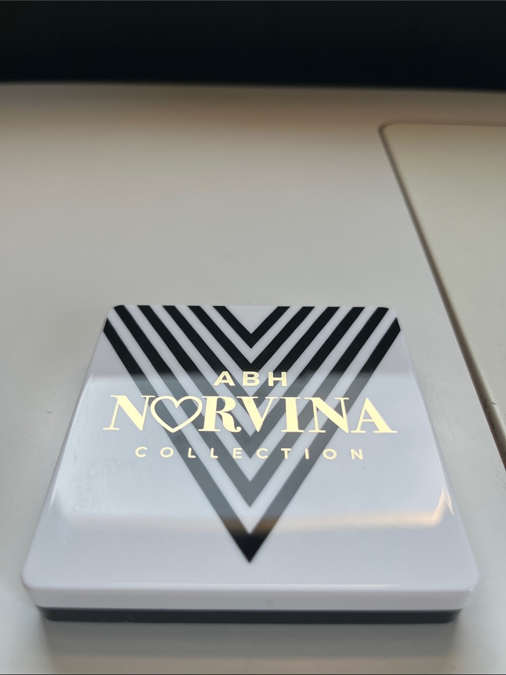 USED/SWATCHED ABH Norvina Collection Compact - White with Black Accent